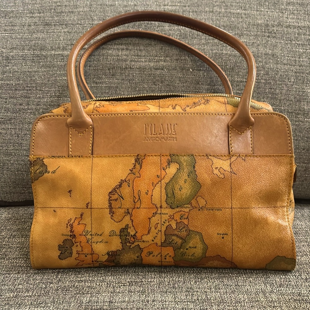 1’ Classe Alviero martini bag in good condition